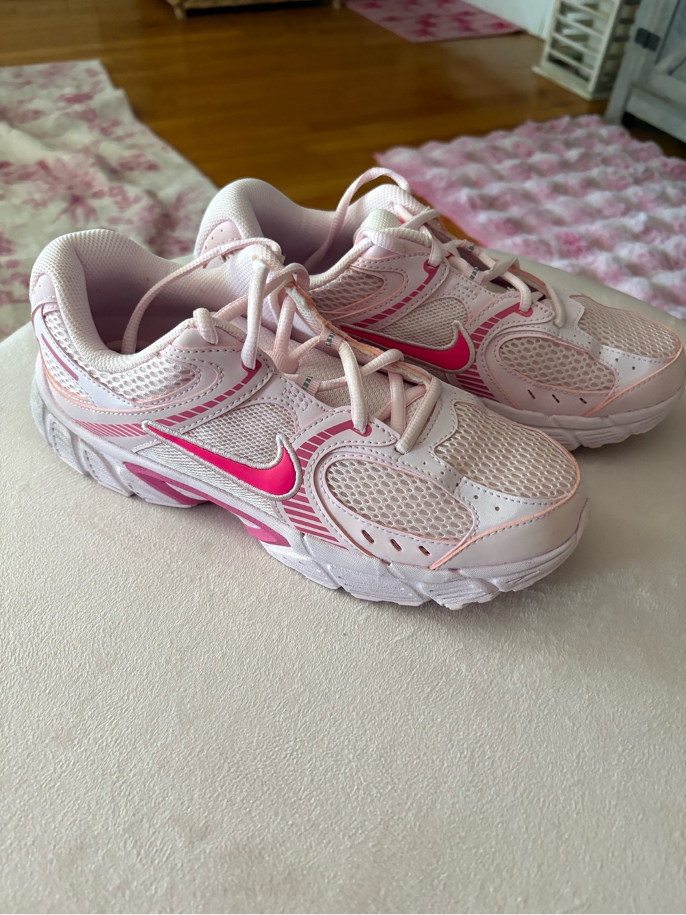 Nike Vomero pink youth size 7 women’s 8.5